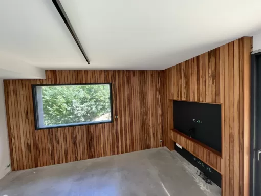 Fixation invisible de claire voie en bois exotique dans une maison moderne à Balma, Toulouse, Cultur'bois