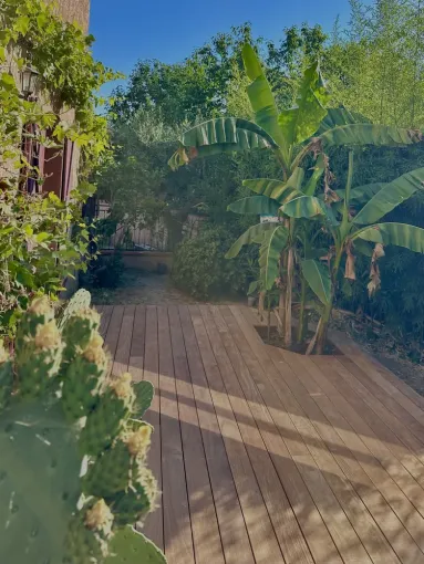 Cultur'bois signe la réalisation d'une terrasse moderne en gaiac de cayenne à Labège, Toulouse, Cultur'bois
