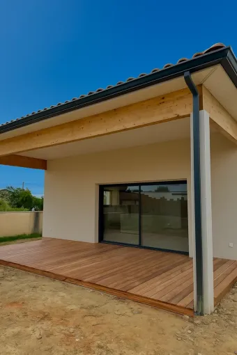 Culture Bois vous présente sa dernière réalisation, une terrasse en Gaiac de Cayenne au style moderne à Blagnac, Toulouse, Cultur'bois