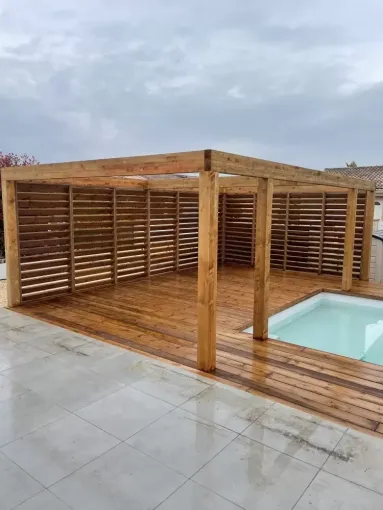 Pergola parfaitement intégrée à une piscine, Toulouse, Cultur'bois