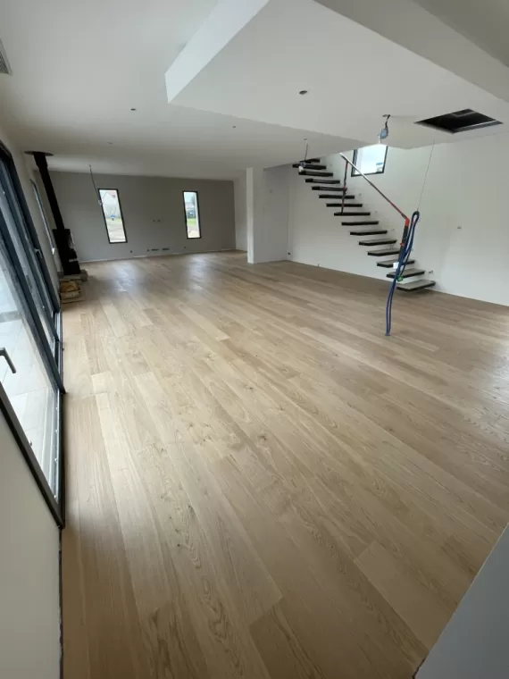 Un parquet blanchi illumine un intérieur à Verfeil, Toulouse, Cultur'bois