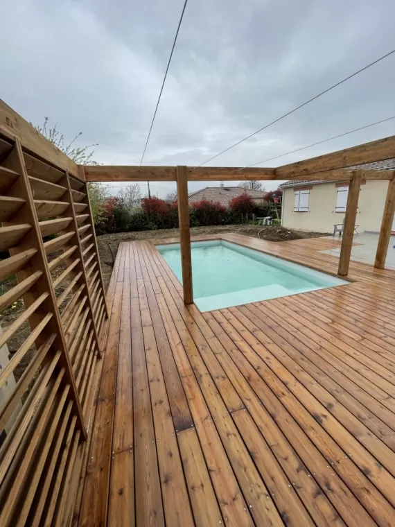 A Daux, pergola parfaitement intégrée à une piscine, Toulouse, Cultur'bois