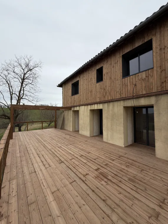 Construction d'une terrasse avec garde-corps et pergola en harmonie avec l'environnement, Toulouse, Cultur'bois