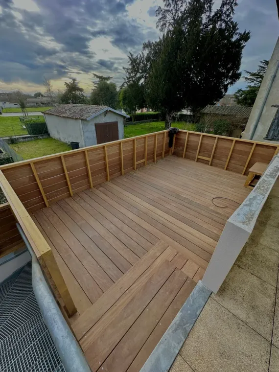 Terrasse en hauteur type balcon en Gonçalo Alves installé à l'union, Toulouse, Cultur'bois
