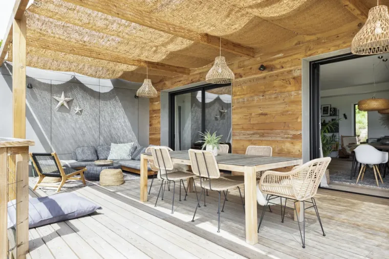 Installation d'une pergola avec une ombrière en toile de coco , Toulouse, Cultur'bois