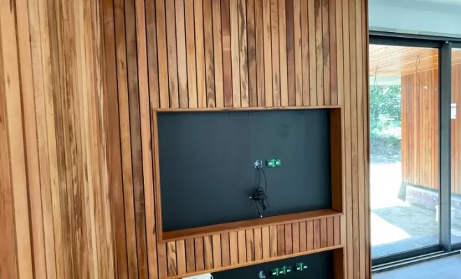 Fixation invisible de claire voie en bois exotique dans une maison moderne à Balma, Toulouse, Cultur'bois