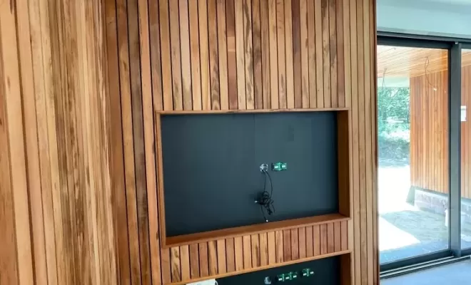 Fixation invisible de claire voie en bois exotique dans une maison moderne à BALMA, Toulouse, Cultur'bois