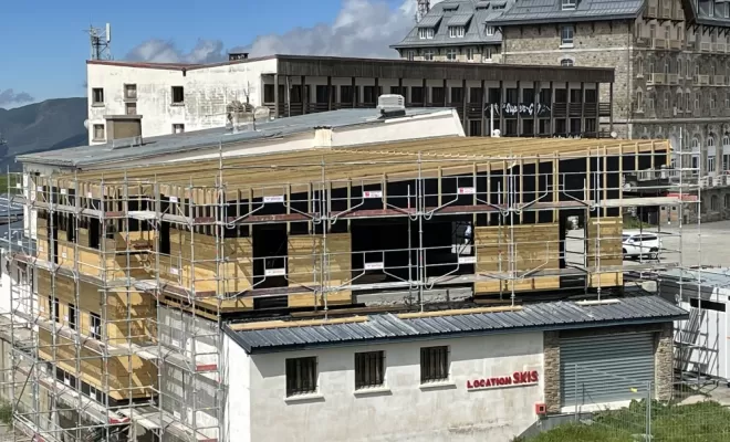 Bâtiment au pied des pistes avec un bardages en zinc à Luchon  : Modernité et Longévité, Toulouse, Cultur'bois
