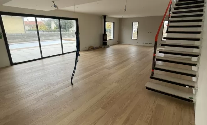 Un parquet blanchi illumine un intérieur à Verfeil, Toulouse, Cultur'bois