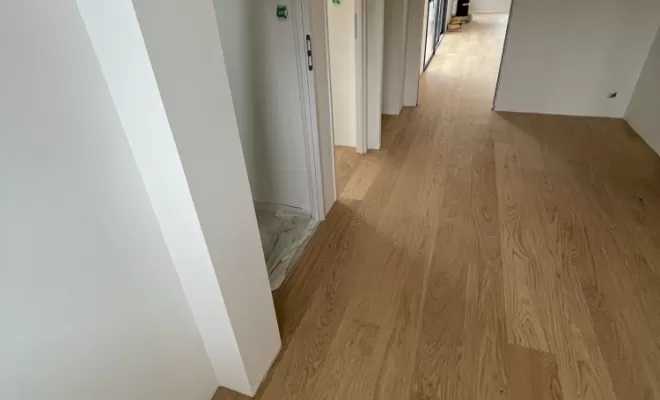Un parquet blanchi illumine un intérieur à Verfeil, Toulouse, Cultur'bois