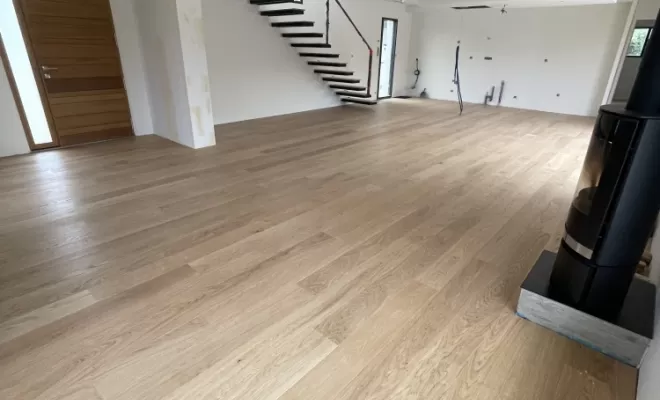 Un parquet blanchi illumine un intérieur à Verfeil, Toulouse, Cultur'bois
