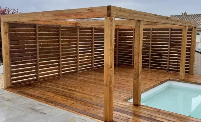 A Daux, pergola parfaitement intégrée à une piscine, Toulouse, Cultur'bois