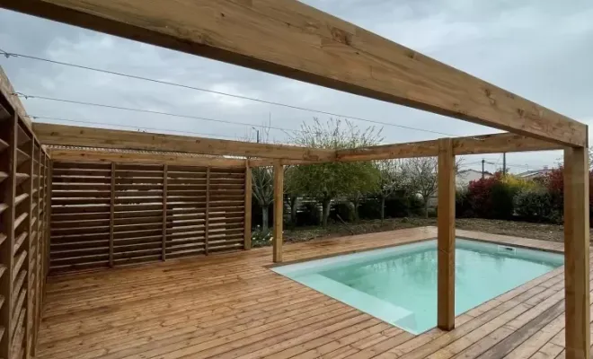 Pergola parfaitement intégrée à une piscine, Toulouse, Cultur'bois
