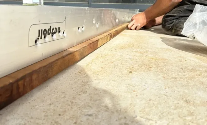 Pose d'une terrasse en Gaiac de Cayenne à Toulouse, Toulouse, Cultur'bois