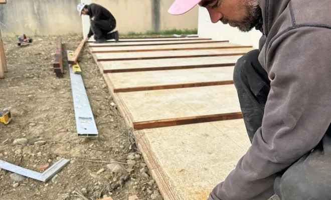 Pose d'une terrasse en Gaiac de Cayenne à Toulouse, Toulouse, Cultur'bois