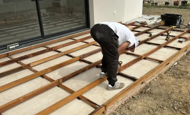 Pose d'une terrasse en Gaiac de Cayenne à Toulouse, Toulouse, Cultur'bois