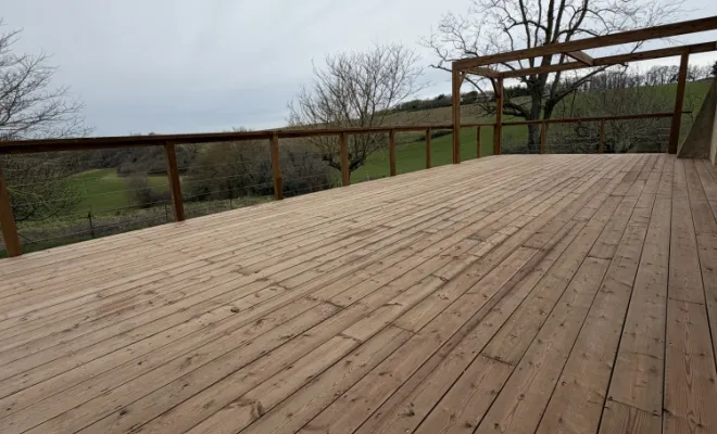Construction d'une terrasse avec garde-corps et pergola en harmonie avec l'environnement, Toulouse, Cultur'bois