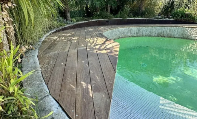 Terrasse autour d'une piscine en haricot, Toulouse, Cultur'bois
