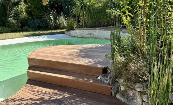 Terrasse autour d'une piscine en haricot, Toulouse, Cultur'bois