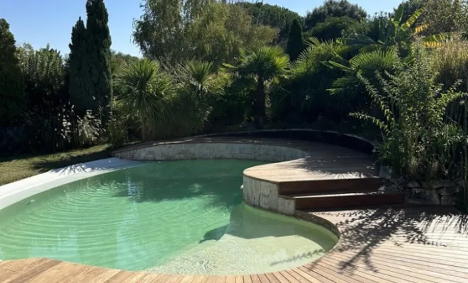Terrasse autour d'une piscine en haricot, Toulouse, Cultur'bois